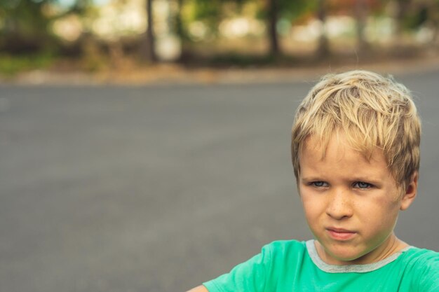 Porträt gutaussehender, süßer, trauriger, blonder Junge in schlechter Laune wegschauen Künstlerische Emotionen Problem oder glückliches Kindheitsverhalten, Erziehungspsychologie, Familienbeziehungskonzept