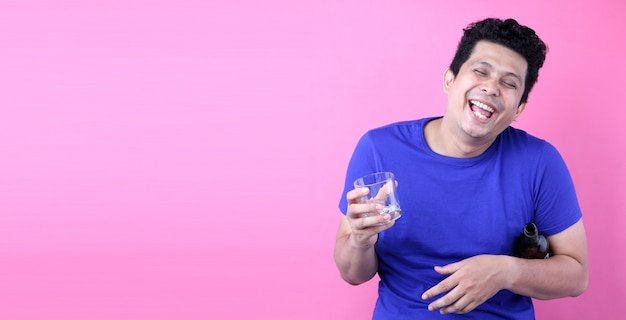 Porträt hübsche asiatische Männer Lustiger glücklicher Alkohol trinken