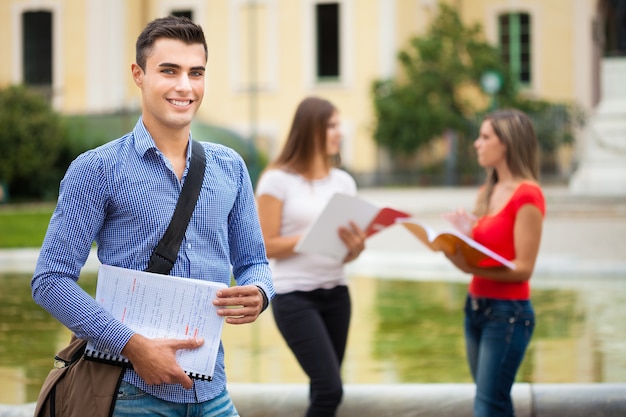 Porträt im Freien eines Studenten vor seiner Schule