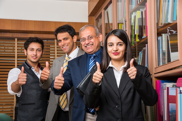 Porträt indischer Geschäftsleute, die im Büro oder in der Unternehmenskultur oder in der Anwaltskanzlei und im Teamwork-Konzept arbeiten