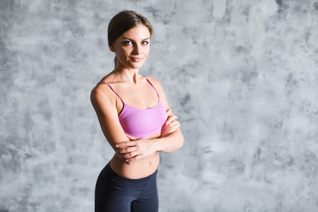 Porträt junge Fitnessfrau drinnen.