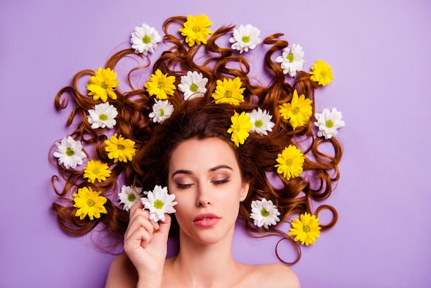 Porträt junge Frau mit Blumen im Haar