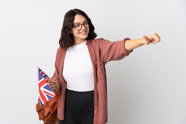 Porträt junge Frau mit Flagge und Rucksack