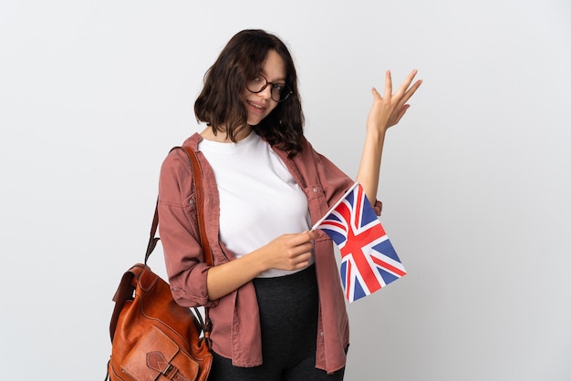 Porträt junge Frau mit Flagge und Rucksack