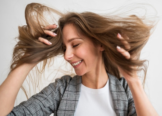 Foto porträt junge frau mit fliegenden haaren