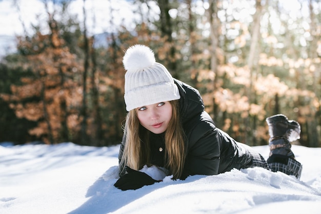 Porträt Junge hübsche Frau im Winter im Schnee