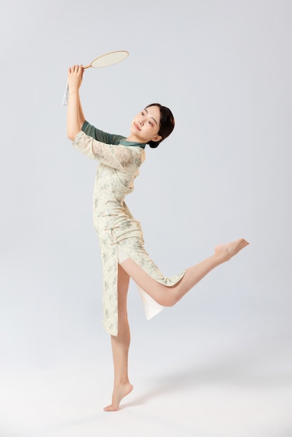 Porträt junger asiatischer Frauen, die traditionelle chinesische Kleidung im Studio tragen