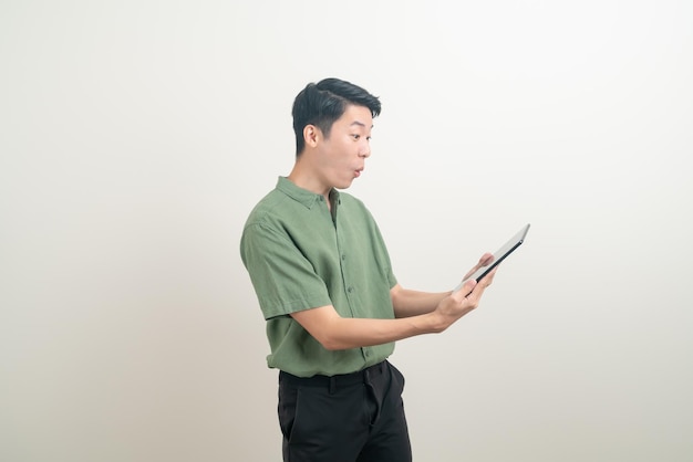 Porträt junger asiatischer Mann mit Tablet auf weißem Hintergrund