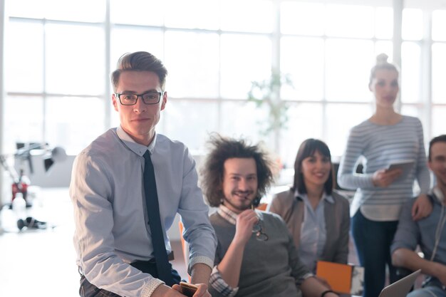 Porträt junger Geschäftsleute, die im Büro einen Businessplan diskutieren