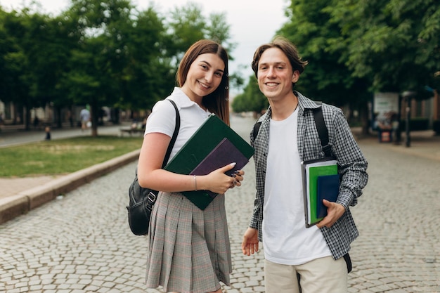 Porträt junger glücklicher Studenten im Freien
