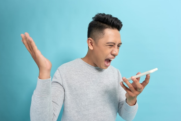 Porträt junger Mann mit Telefon