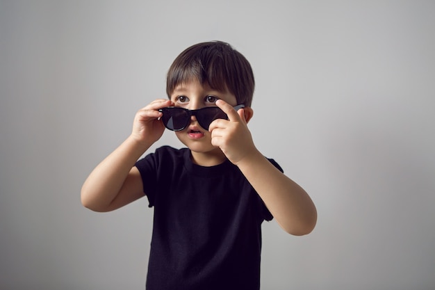 Porträt kleiner Junge mit Sonnenbrille