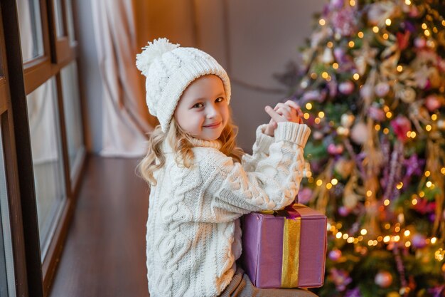 Porträt kleines Mädchen mit Geschenk