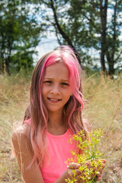 Porträt kleines Mädchen mit rosa Haaren