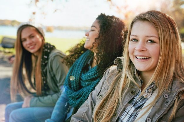 Porträt Lächeln und Teenagergruppe mit Herbstwald und Natur für College-Ferien und Bindung Freunde Park und Vielfalt mit Menschen Gen z und Kanada Urlaub oder Universitätsurlaub zusammen im Wald