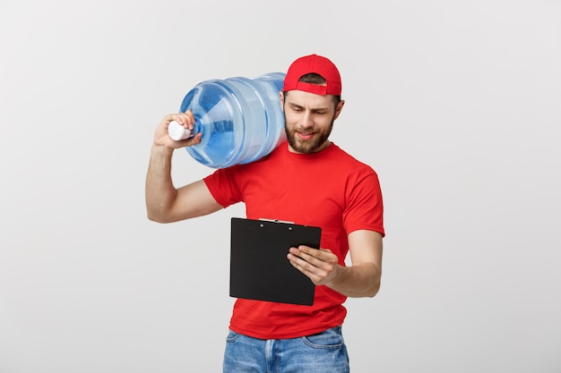 Porträt lächelnder Flaschenwasserlieferkurier im roten T-Shirt und in der Kappe