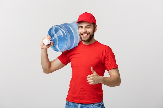 Porträt lächelnder Flaschenwasserlieferkurier im roten T-Shirt und in der Kappe