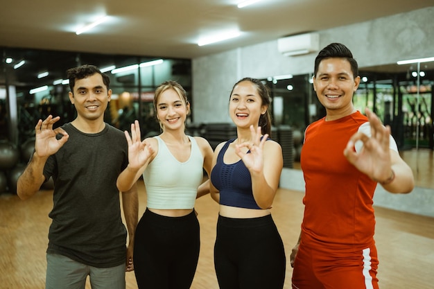 Porträt lächelnder Freunde, die im Fitnessstudio stehen