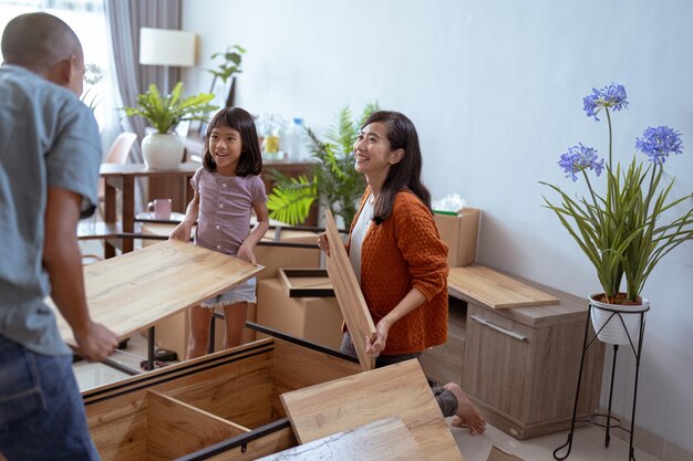 Foto porträt lächelnder freunde, die zu hause arbeiten