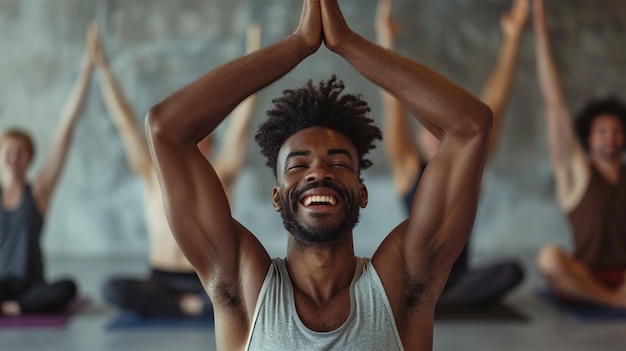 Porträt lächelnder Menschen, die im Fitnessstudio Yoga machen