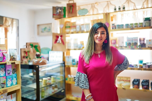 Porträt Latein Mitte erwachsene Frau Inhaberin eines kleinen Unternehmens für gesunde Lebensmittel