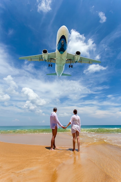 Porträt mann und frau am strand von mai khao in phuket.