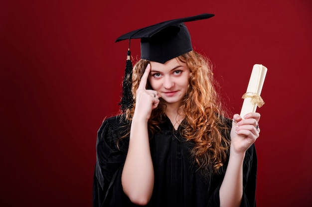 Porträt Nahaufnahme. Europäische schöne Smiley-Absolventin Studentin junge Frau in Mütze