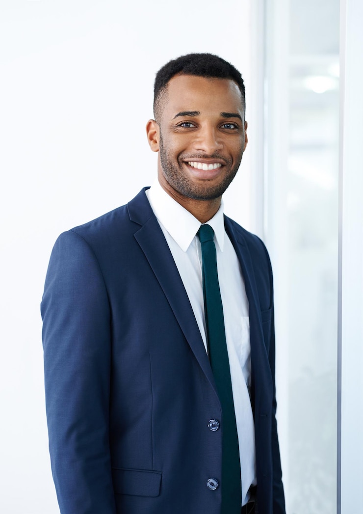 Foto porträt oder lächeln eines schwarzen geschäftsmanns in der finanzbranche mit anzug, selbstvertrauen oder karriere im investmentbanking, glücklich im büro und afrikanischer banker in einer kommerziellen oder unternehmensinstitution mit stil oder stolz