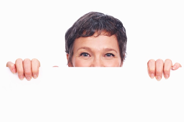 Porträt reifer Frau und Poster für Werbung auf Mock-up-Raum oder weißem Hintergrund Weibliche Person Plakat und beschnitten als Finanzberater Investitionen oder Versicherungsverkäufe als Karriere in Australien