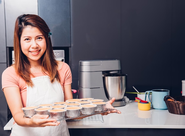 Porträt riechende schöne Frau Besitzer Bäckerei