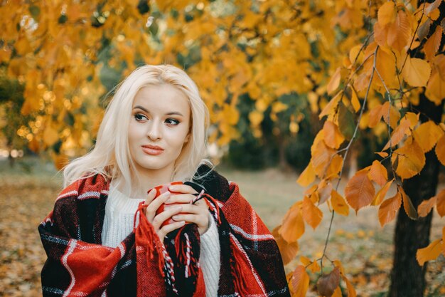 Porträt schöne Frau im Park