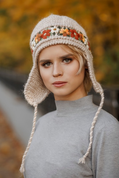 Porträt schöne Frau in der Natur mit Strickmütze