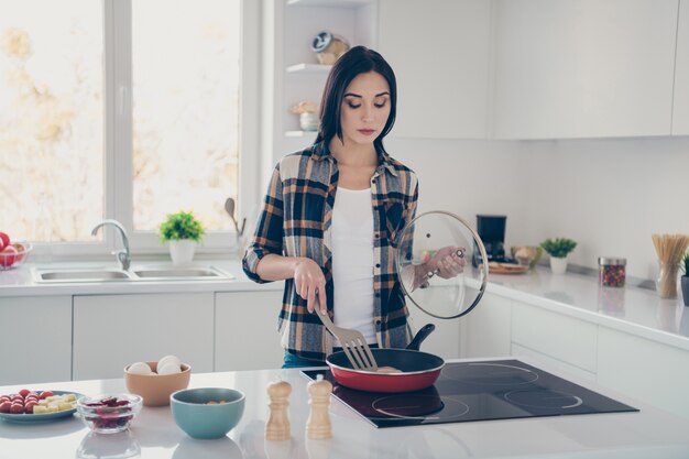 Porträt schöne Frau kochen