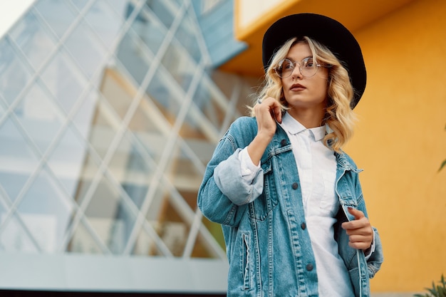 Porträt schöne Frau mit Brille und Hut im Freien