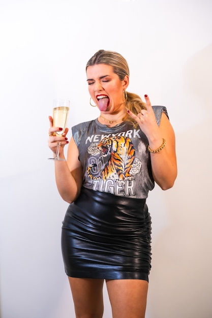Porträt schöne Frau mit Glas Champagner