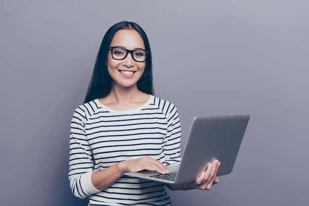 Porträt schöne Frau mit Laptop