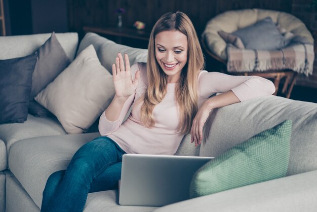 Porträt schöne Frau zu Hause mit Laptop