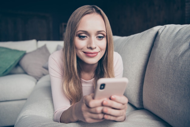 Porträt schöne Frau zu Hause mit Telefon