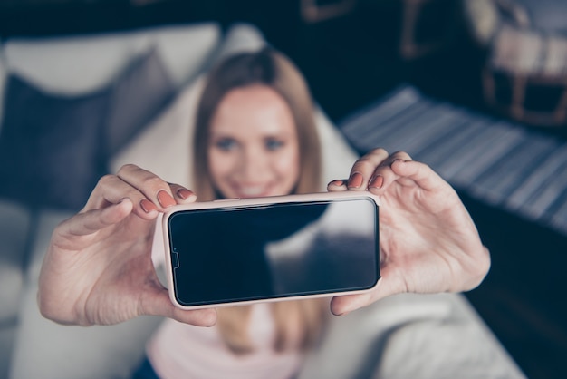 Porträt schöne Frau zu Hause mit Telefon