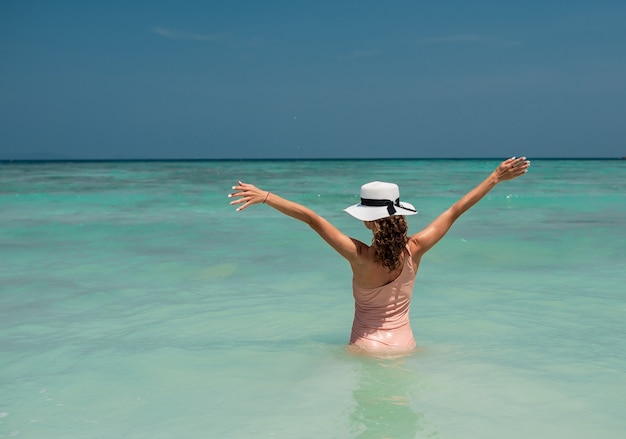 Porträt schöne Spaß Freude sexy lächelnde Brünette Frau im nackten Bikini. In der Oberfläche