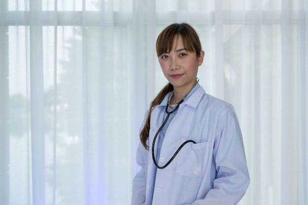 Porträt schöner junger asiatischer Arzt Arzt
