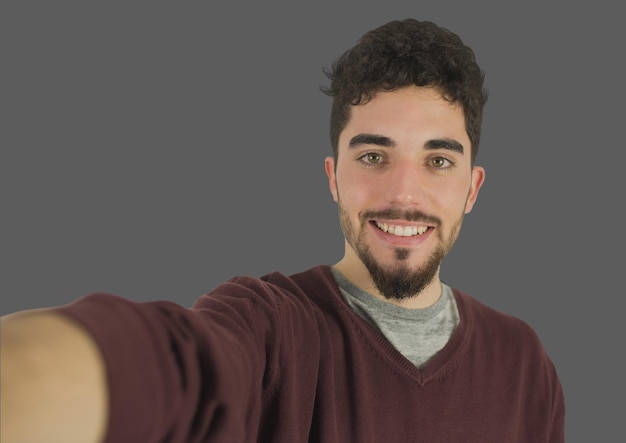 Porträt-Selfie des Mannes mit grauem Hintergrund