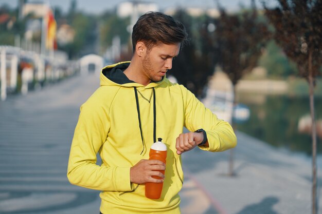 Porträt sportlicher Mann Trinkwasser