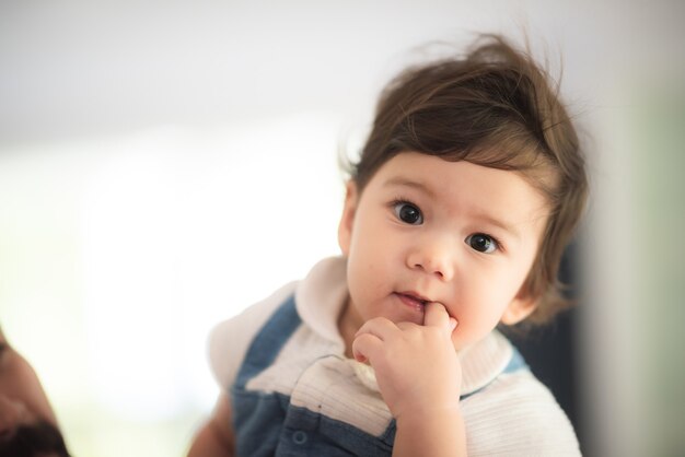 Porträt süße kleine babykinder, neugeborene kaukasische säuglingskindheit in glücklichem kinderbetreuungskonzept, kleiner unschuldsjunge oder -mädchen