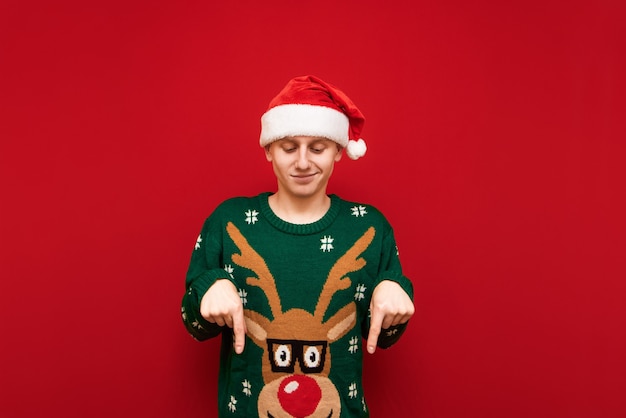 Porträt Teenagerjunge mit Weihnachtspullover
