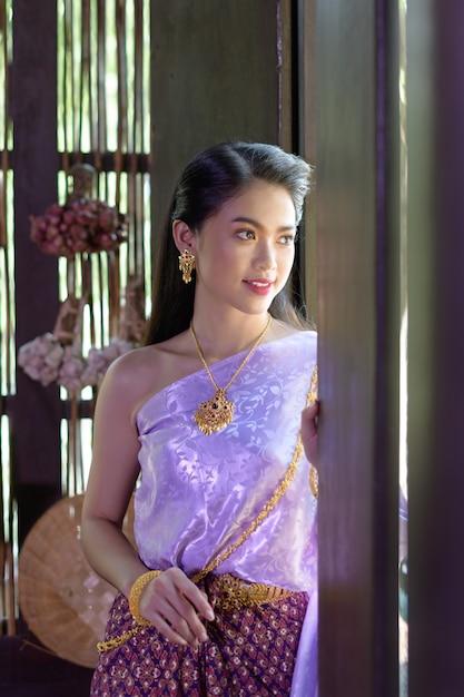 Porträt Thai Frau im Retro Thai Kleid