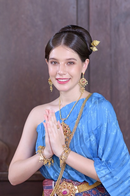 Porträt thailändisches Modell im thailändischen Kostüm