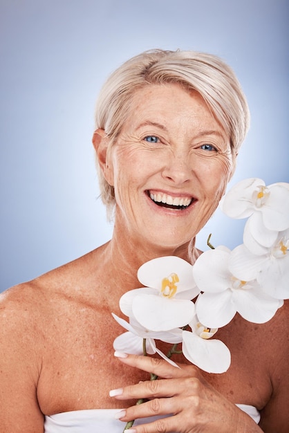 Porträt und Schönheit einer reifen Frau mit einer Blume für organische oder natürliche Hautpflege und Körperpflege
