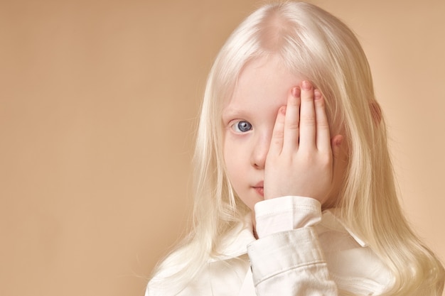 Porträt von Albino Kid Girl mit weißer Haut und weißem Haar