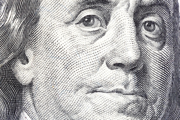 Porträt von Benjamin Franklin auf hundert Dollarscheinnahaufnahme.